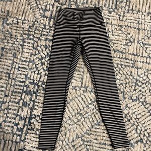 Lululemon Wunder Under black/white stripes size 6